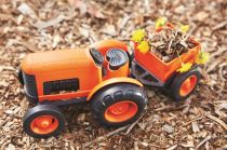 Dřevěné hračky Green Toys Traktor s vlečkou oranžový