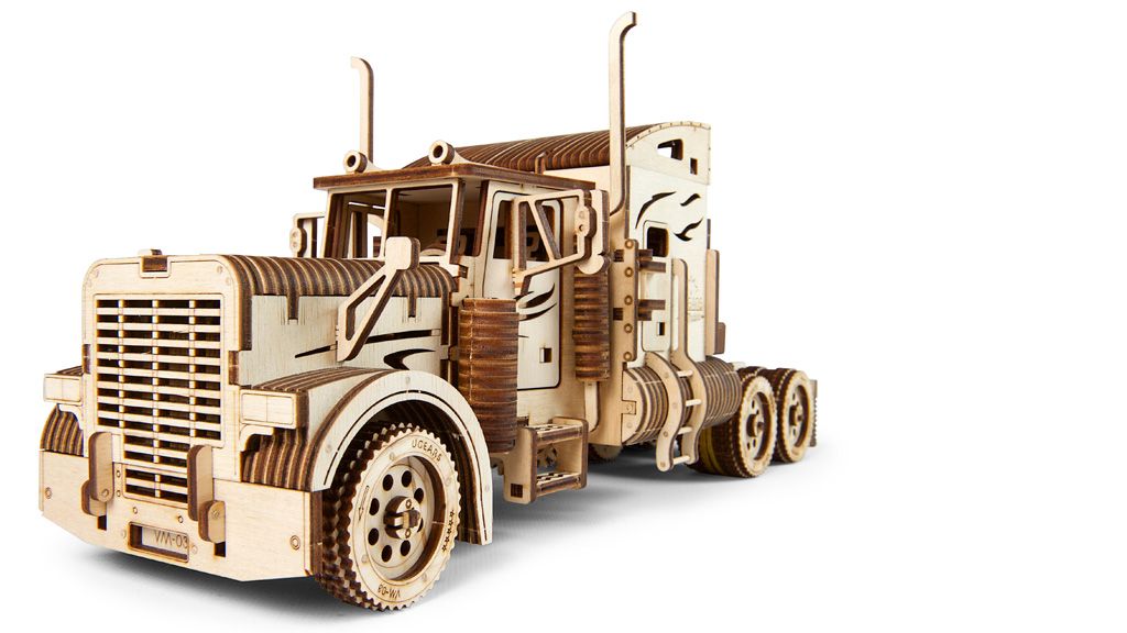 Dřevěné hračky Ugears 3D dřevěné mechanické puzzle VM-03 Tahač Heavy Boy