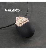 Dřevěné hračky Živé šperky - Náhrdelník Slza černý s trvalými bílými květy Radis et Capucine