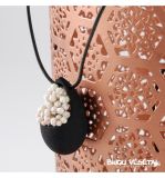 Dřevěné hračky Živé šperky - Náhrdelník Slza černý s trvalými bílými květy Radis et Capucine