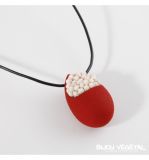 Dřevěné hračky Živé šperky - Náhrdelník Slza červený s trvalými bílými květy Radis et Capucine