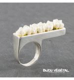 Dřevěné hračky Živé šperky - Prsten stříbrný rovný s bílými minirůžičkami Radis et Capucine