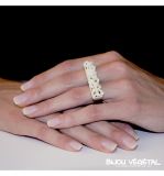 Dřevěné hračky Živé šperky - Prsten stříbrný rovný s bílými minirůžičkami Radis et Capucine