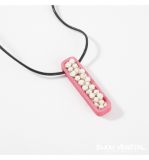 Dřevěné hračky Živé šperky - Náhrdelník Jardiniere růžový s trvalými bílými květy Radis et Capucine