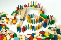 Dřevěné hračky EkoToys Dřevěné domino barevné 830 ks