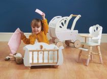 Dřevěné hračky Le Toy Van Dřevěná postýlka Sleigh