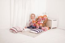 Dřevěné hračky Bigjigs Toys Růžové květinové šaty pro panenku 28 cm