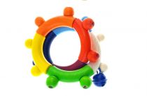 Dřevěné hračky Hess Chrastítko motorické barevné