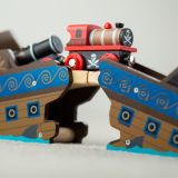 Dřevěné hračky Bigjigs Rail Pirátský vlak + 3 koleje