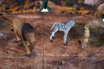 Dřevěné hračky Animal Planet 3D batoh Savana