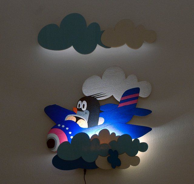 Dřevěné hračky DoDo Dětská LED lampička krteček v letadle (s dálkovým ovladačem)