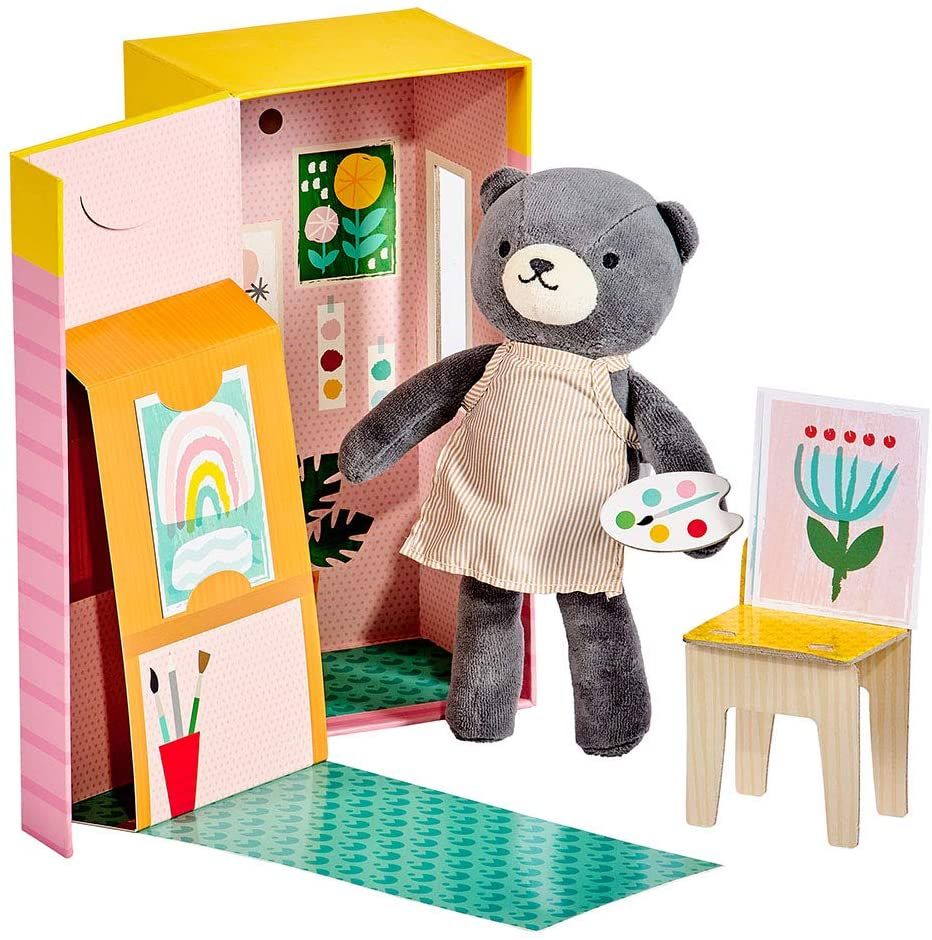 Dřevěné hračky Petit Collage Plyšová medvědice v malířském studiu