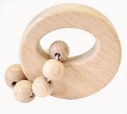 Dřevěné hračky Hess Chrastítko kulaté přírodní s kuličkovým kroužkem