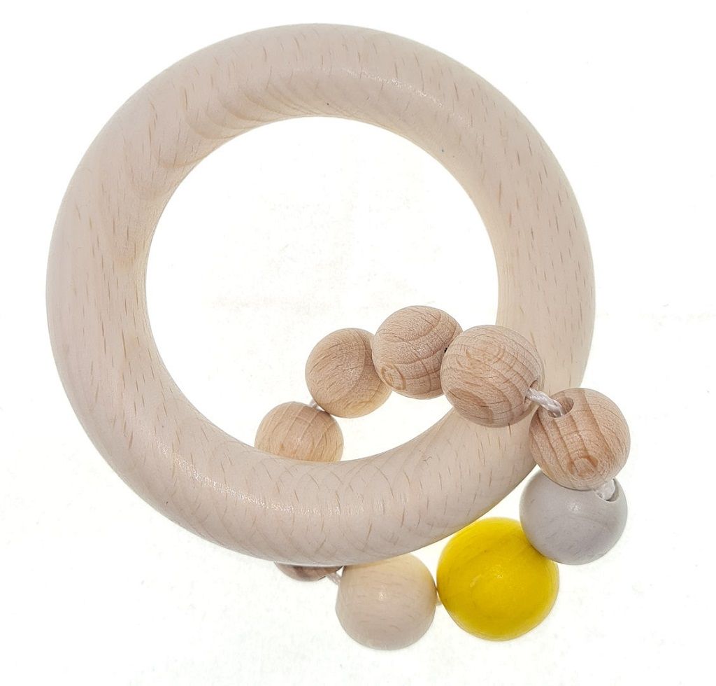 Dřevěné hračky Hess Chrastítko kulaté přírodní s kuličkovým kroužkem - žluté