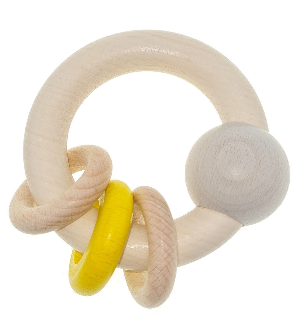 Dřevěné hračky Hess Kulaté chrastítko s kuličkou a kroužky žluté