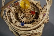 Dřevěné hračky RoboTime 3D skládačka hrací skříňky Historický orloj