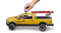 Dřevěné hračky Bruder Dodge RAM pobřežní hlídky se záchranářem a příslušenstvím