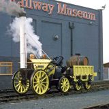 Dřevěné hračky Bigjigs Rail Replika historické lokomotivy Rocket + 2 koleje