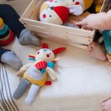 Dřevěné hračky Petit Collage Chrastítko růžový zajíček aktivní
