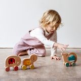 Dřevěné hračky Petit Collage Velryba a mládě na kolečkách