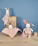 Dřevěné hračky Doudou Dárková sada - Plyšový králiček s růžovou dečkou z BIO bavlny 15 cm Doudou et Compagnie Paris