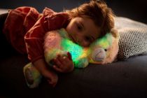 Dřevěné hračky Snílek medvěd duhový plyš 40cm na baterie se světlem se zvukem v sáčku Teddies