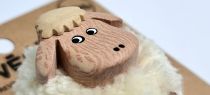Dřevěné hračky Dvěděti Dřevěná magnetka velká pompon Ovce