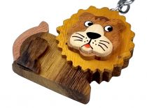 Dřevěné hračky Dvěděti Dřevěná klíčenka velká Lev ležící